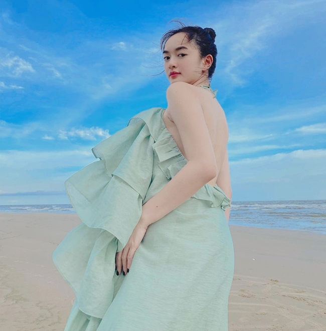Cách đây vài ngày, Kaity Nguyễn đăng loạt ảnh khoe võng lưng gợi cảm trên trang cá nhân thu hút sự chú ý của cư dân mạng. Trong ảnh, nữ diễn viên sinh năm 1999 diện váy màu xanh bạc hà mát mắt, để lộ tấm lưng trần nõn nà. 
