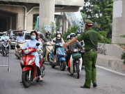 Tin tức trong ngày - Hà Nội: Nam thanh niên chở 3 &quot;thông chốt&quot;, tông gãy xương công an