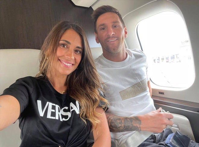 Messi cùng gia đình trên chuyến bay tới nước Pháp