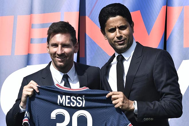 Messi bên cạnh chủ tịch PSG Nasser Al-Khelaifi