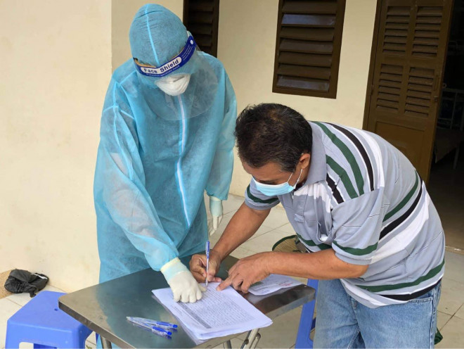 Bệnh nhân Covid-19 làm thủ tục xuất viện ở TP HCM- Ảnh: Bộ Y tế