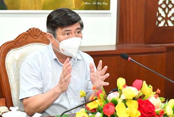 Chủ tịch UBND TP HCM Nguyễn Thành Phong phát biểu tại buổi làm việc; Ảnh: VIỆT DŨNG