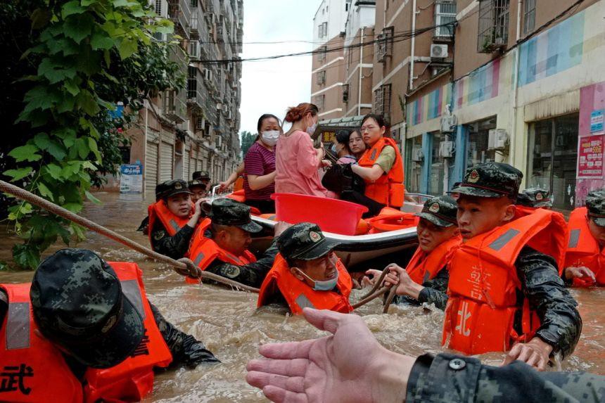 Người dân Tuỳ Châu (Hồ Bắc) đi sơ tán hôm 12/8. Ảnh: Reuters