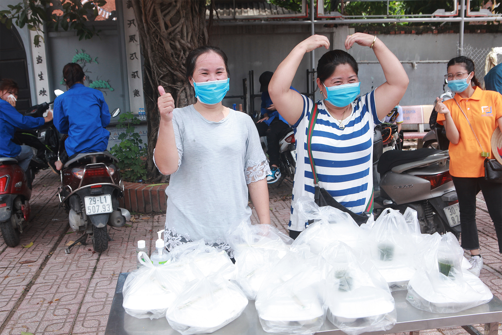 Bà Trần Thị Giang và bà Nguyễn Thị Thúy ở tổ 3, phường Phú Đô (quận Nam Từ Liêm, Hà Nội) là người chuyên nấu cơm bình dân. Trong những ngày giãn cách, hàng quán đóng cửa khiến nhiều lao động nghèo và sinh viên trọ trong làng Phú Đô khó khăn nên 2 bà quyết định nấu những suất cơm “0 đồng” phát miễn phí cho họ tại Nhà văn hóa 1-3.