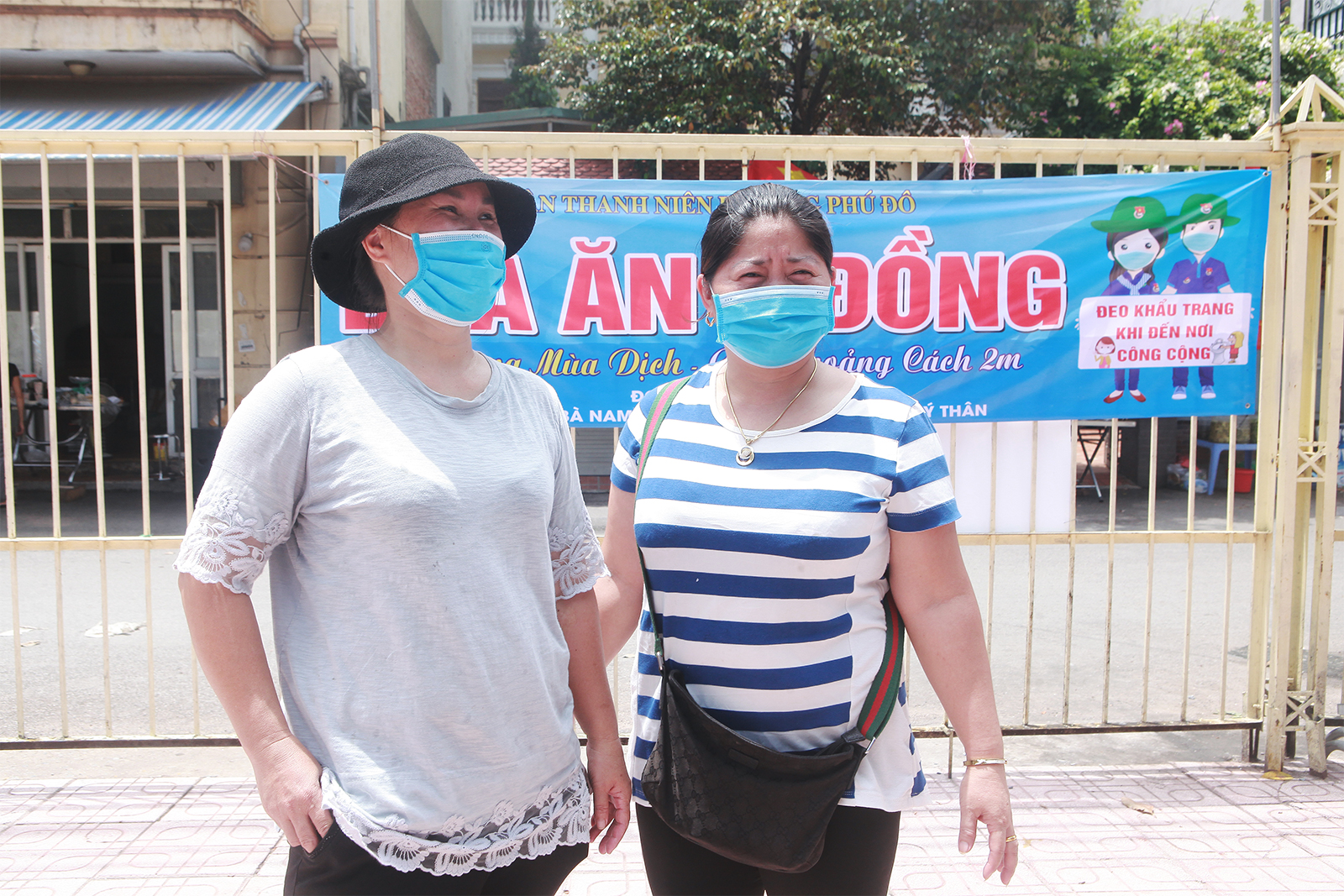 &nbsp;Nụ cười mãn nguyện của bà Giang và bà Thúy khi phát hết 200 suất cơm miễn phí cho người nghèo. “Chúng tôi cảm thấy hạnh phúc khi được góp chút tiền bạc, công sức nhỏ bé cho những người khó khăn hơn, để lan tỏa sự yêu thương của mọi người cùng nhau vượt qua dịch bệnh”.