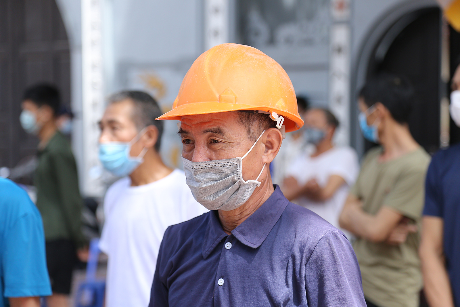 Cũng là một lao động tự do đến từ một vùng quê nghèo, ông Lê Văn Sơn chia sẻ: “Tôi không đủ khả năng về quê khi TP Hà Nội giãn cách. Nếu về quê thì phải đi cách ly tập trung mất tiền nên tôi quyết định ở lại. Bữa cơm nghĩa tình hôm nay giúp tôi phần nào giảm được một phần chi phí trong mùa dịch. Hộp cơm đầy đủ các món, nhiều thức ăn. Cảm ơn những nhà hảo tâm, chính quyền và các bạn trẻ tình nguyện không quản khó khăn nấu, phát cơm miễn phí cho chúng tôi”.