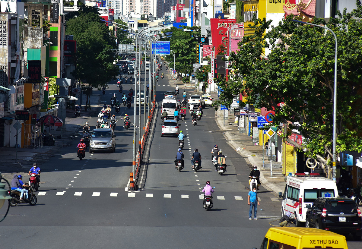 Đường Hoàng Văn Thụ đoạn từ Lăng Cha Cả hướng đi ngã tư Bảy Hiền, nhiều phương tiện lưu thông cả hai hướng. Ngoài những phương tiện cấp cứu, chở hàng hóa thiết yếu, vẫn còn nhiều người&nbsp;điều khiển xe máy, ôtô cá nhân di chuyển.