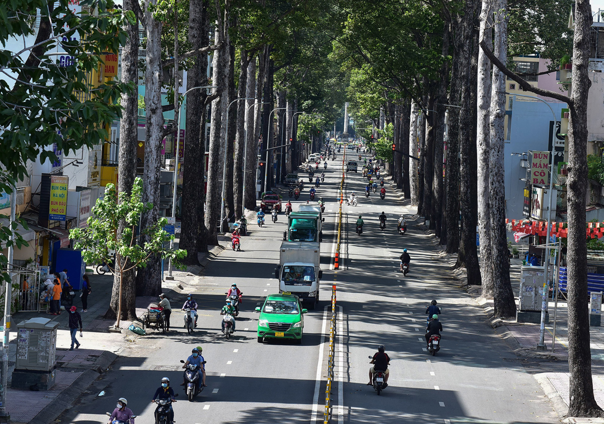 Đường Nguyễn Tri Phương, Lý Thái Tổ… (quận 10) cũng trong tình trạng tương tự. “Mấy ngày hôm nay người dân ra đường ngày càng tăng lên. Vào lúc giờ cao đểm xe cộ khá tấp nập” một bảo vệ trên đường 3/2, quận 10 cho biết.