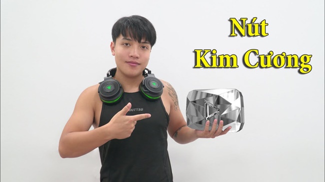 Kênh YouTube Nờ Tờ Nờ (tên cũ là NTN Vlogs) đã đạt được nút kim cương của YouTube với hơn 10 triệu người theo dõi.
