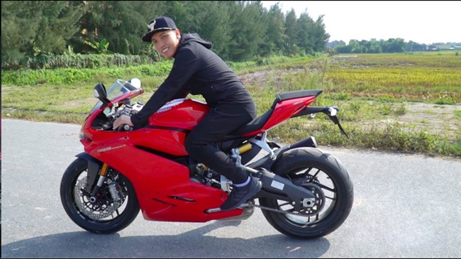 Anh cũng từng nhiều lần đưa Ducati 959 Panigale (khoảng 700 triệu đồng) vào trong các clip của mình.
