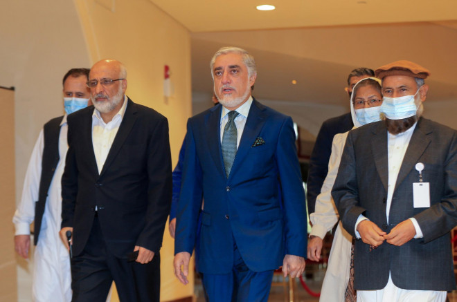 Ông Abdullah Abdullah, Chủ tịch Hội đồng Hòa giải Dân tộc Tối cao Afghanistan (giữa), đến Qatar hôm 12-8 để dự hòa đàm Ảnh: Reuters