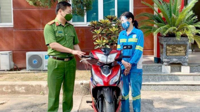 Đại diện Công an quận Nam Từ Liêm (Hà Nội) trao tặng chiếc xe máy cho nữ lao công Lê Thị Trâm