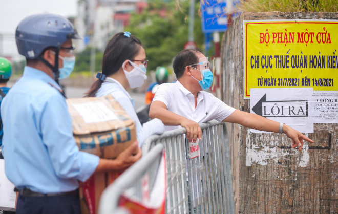 Một số người dân vẫn cố tình ném đồ vào trong, nhưng lực lượng chức năng không nhận nên người dân đã xin lại đồ, ngậm ngùi khuân về