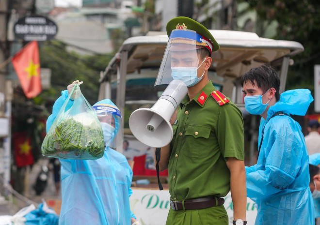 Lực lượng chức năng ra thông báo đã hết giờ nhận nhu yếu phẩm, đề nghị người dân đến chiều quay lại