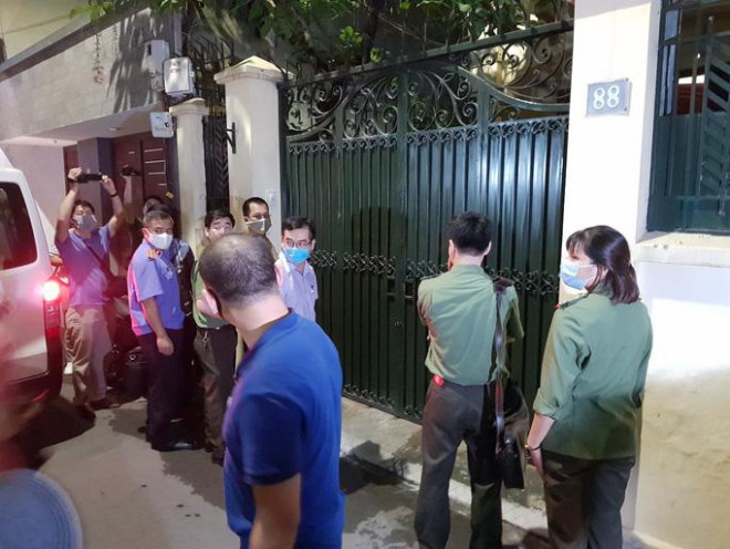 Lực lượng chức năng thực hiện lệnh khám xét nhà ông Nguyễn Đức Chung tại số 88 phố Trung Liệt, quận Đống Đa, TP Hà Nội, vào chiều tối ngày 28-8-2020 - Ảnh: Nguyễn Hưởng