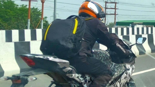 Hình ảnh ngụy trang của chiếc mô tô được nghi là mẫu xe mới Yamaha R15 V4