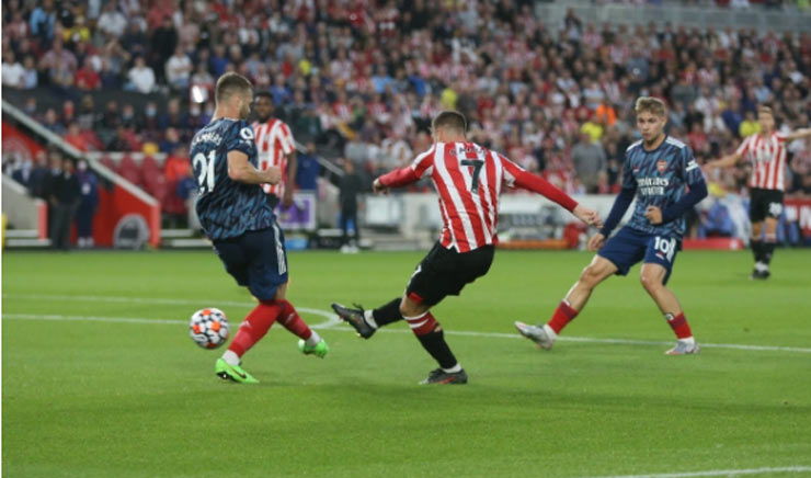 Sergi Canos ghi bàn giúp Brentford dẫn trước Arsenal giữa hiệp 1