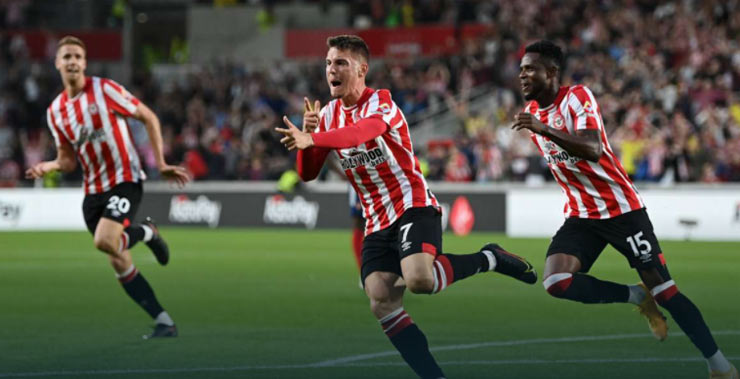 Niềm vui sướng của Canos (giữa) khi ghi bàn thắng đầu tiên ở Premier League cho tân binh Brentford