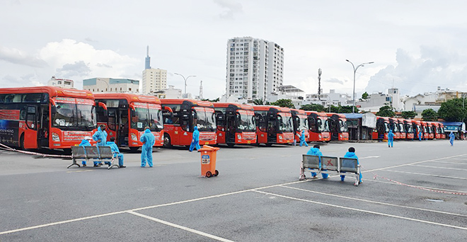 Tại bến xe Miền Đông (quận Bình Thạnh), tỉnh Bình Thuận và Phú Yên đã huy động nhiều xe khách để đưa người dân của địa phương mình về quê.