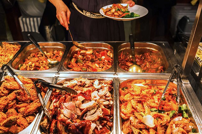 Những tiết lộ từ chính các nhân viên từng làm trong các nhà hàng buffet sẽ cho bạn một cái nhìn chính xác hơn. (Ảnh minh họa)