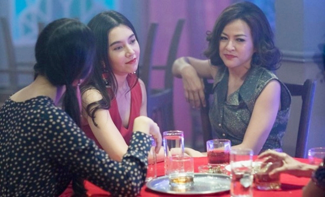 Bella&nbsp;Ranee (Ranee Campen) khiến nhiều người bất ngờ khi đóng vai gái ngành trong phim&nbsp;Lồng nghiệp chướng (2019). Phim kể về cô gái làng chơi&nbsp;Renu dùng nhan sắc để kiếm kế sinh nhai.
