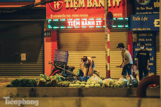 Theo tìm hiểu, mặt hàng được buôn bán tại khu vực trên chủ yếu là rau củ quả, cả bán buôn và bán lẻ.