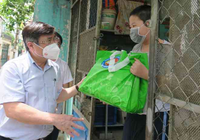 Chủ tịch UBND TP HCM Nguyễn Thành Phong tặng quà cho hộ dân khó khăn trên địa bàn quận Phú Nhuận