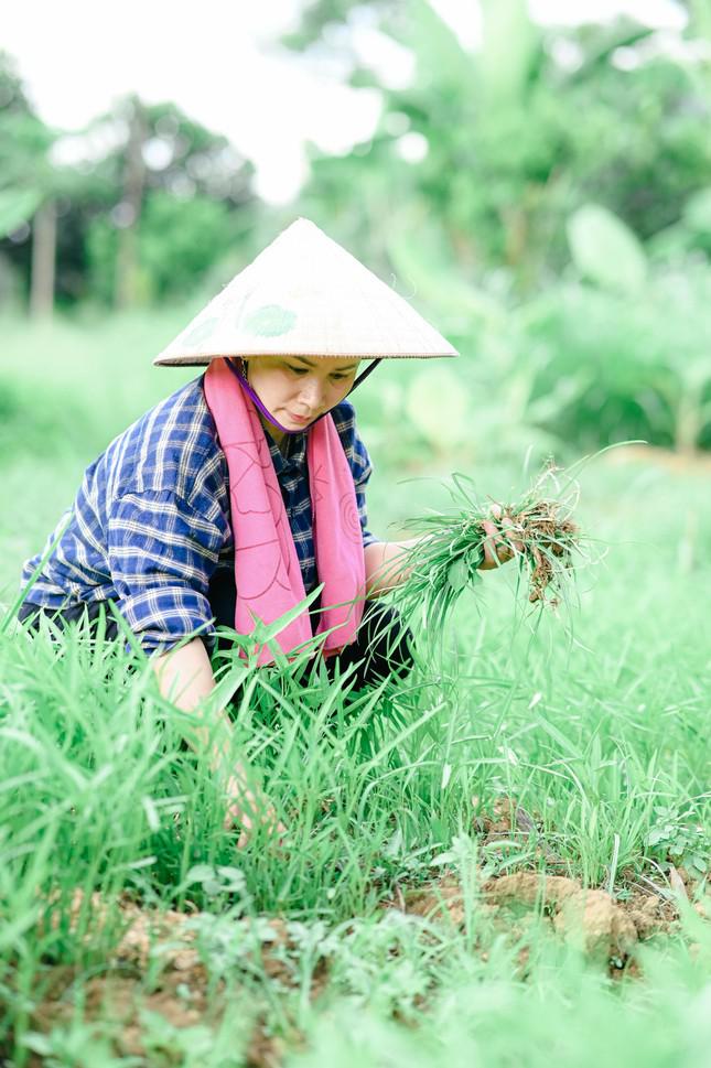 Khi chụp ảnh về mẹ, Tiến Anh không muốn can thiệp nhiều vào cách tạo dáng của mẹ mà thiên về chụp tự nhiên, bắt khoảnh khắc nhiều hơn.