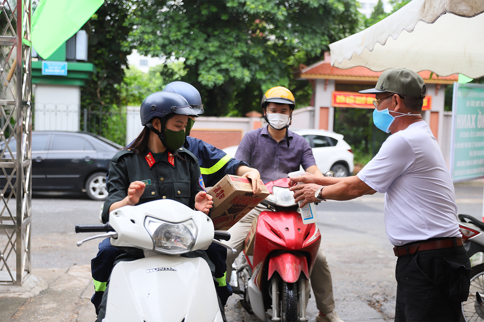 Những phần quà được sát khuẩn trước khi trao tới tay người nhận