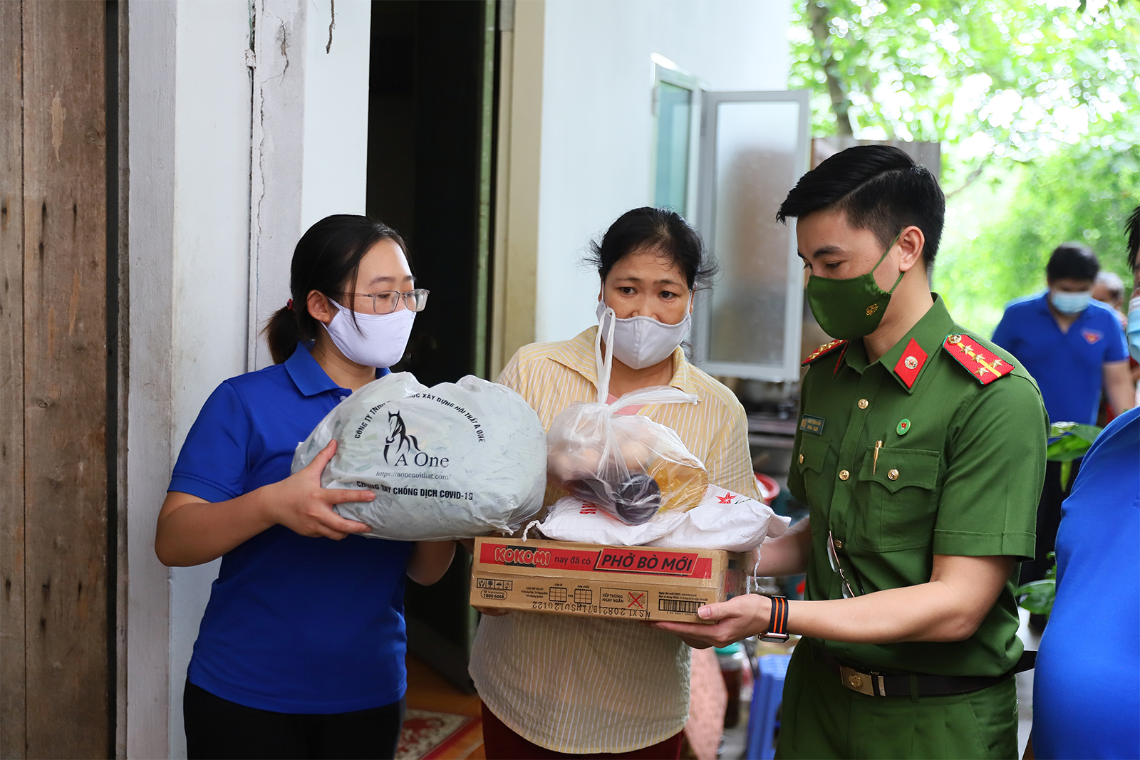 Hình ảnh ấm lòng ở Hà Nội: Công an mang gạo, mì gói trao tận tay người khó khăn - 16