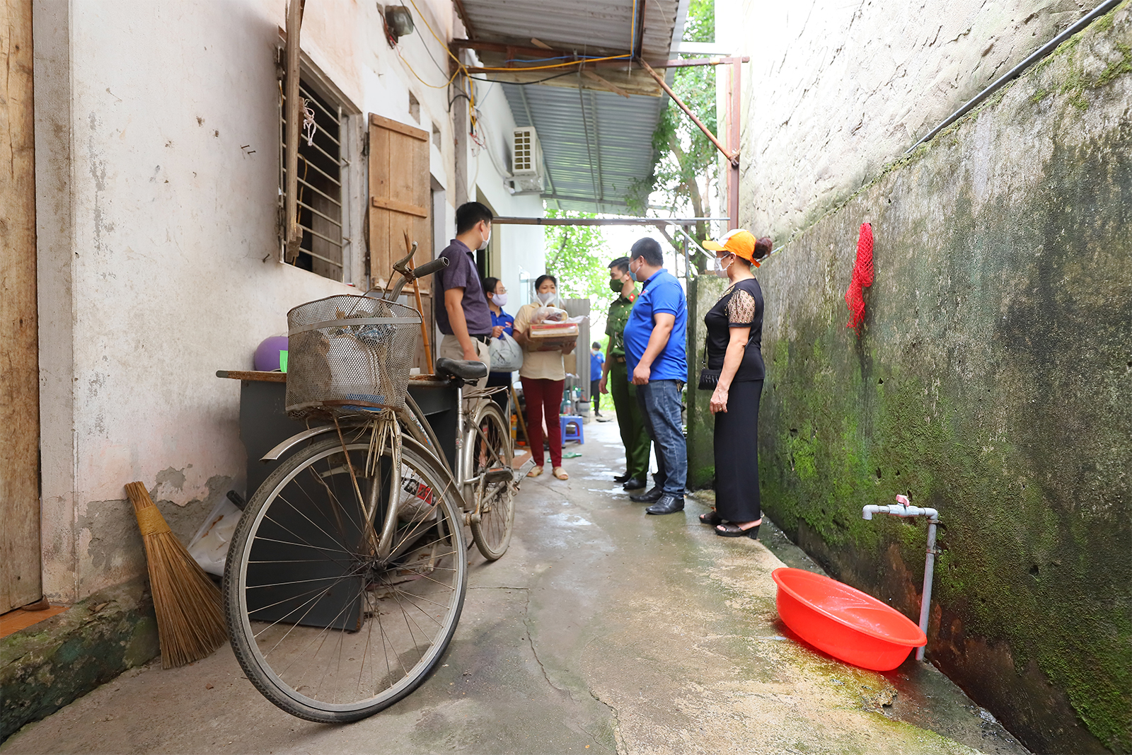 Những ngày qua, các cấp chính quyền, tổ dân phố, khu dân cư ở phường Xuân Đỉnh cũng thường xuyên san sẻ từng nắm gạo, mớ rau với những người gặp khó khăn trên địa bàn...