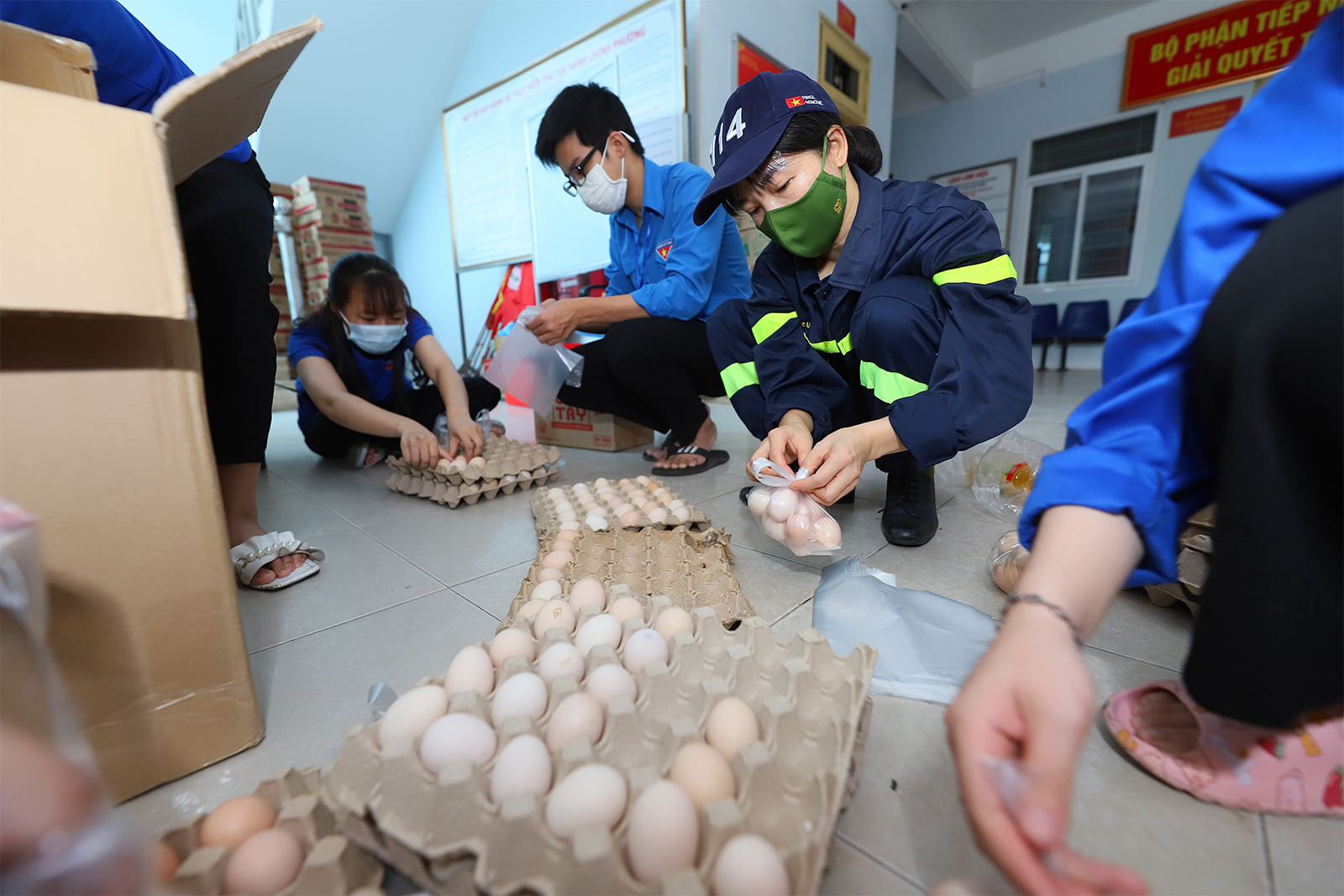 Mỗi suất bao gồm: 5kg gạo, nước mắm, dầu ăn, 20 quả trứng, 1 thùng mỳ tôm, 1 túi rau xanh...