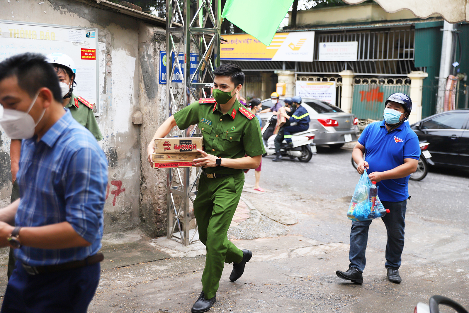 Những phần lương thực được chuyển đến từng nhà dân