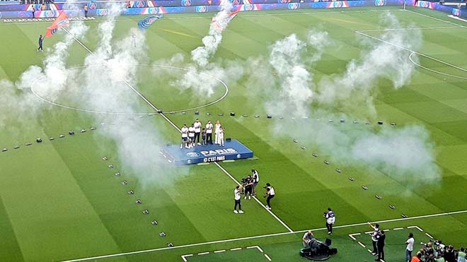 Messi ra mắt tại PSG: Cầu trường “nổ tung”, báo chí hào hứng đón siêu sao - 9