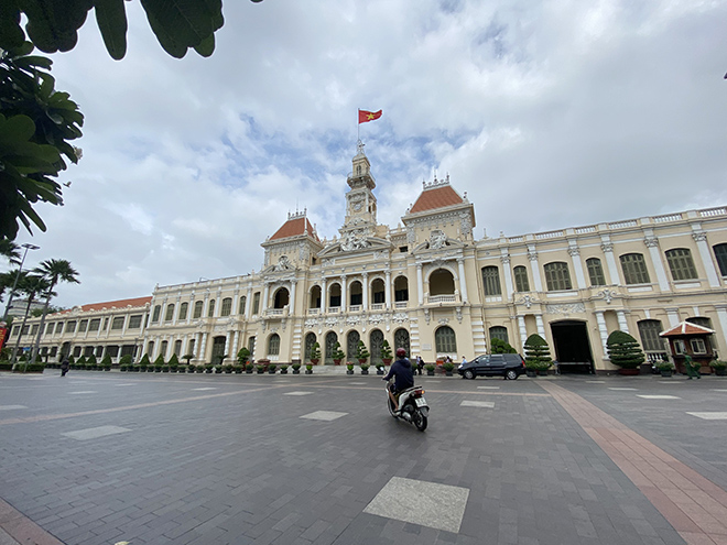 TP.HCM tiếp tục giãn cách xã hội toàn TP theo tinh thần Chỉ thị 16 trong một tháng, từ 0 giờ ngày 16/8 đến hết ngày 15/9 với nguyên tắc “ai ở đâu thì ở đó”.