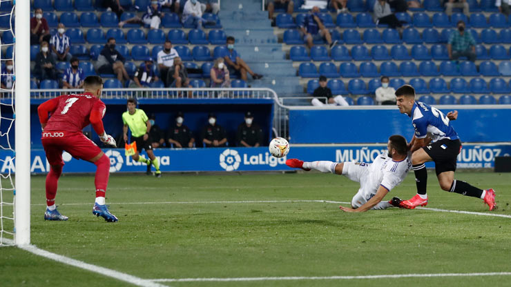 Benzema chơi chói sáng khi Real Madrid bắt đầu hành trình chinh phục La Liga mùa này trên sân của Alaves