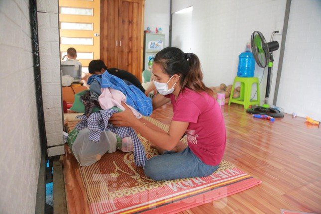 "Chúng tôi được tặng nhiều đồ quần áo mới, được hỗ trợ các nhu yêu phẩm đầy đủ nữa, chúng tôi hạnh phúc lắm", chị Lò Văn May chia sẻ.