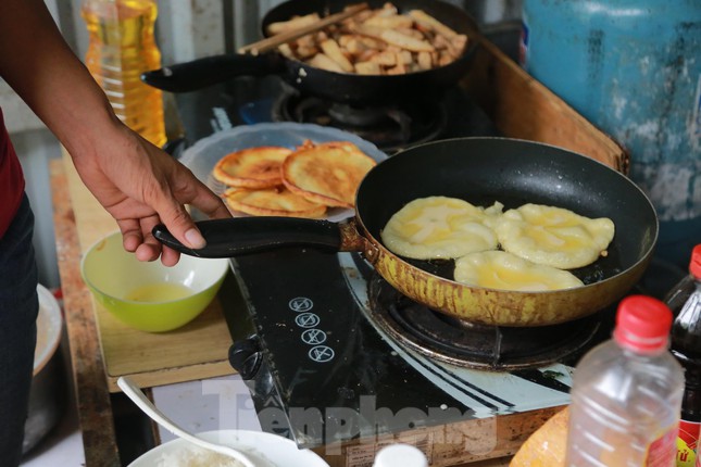 Giờ chúng em mong dịch bệnh sớm được kiểm soát, sớm được đi làm lại cố gắng kiếm tiền để về quê với gia đình. Em rất biết ơn các anh chị đã giúp đỡ chúng em trong lúc khó khăn nhất như thế này", chị May nói.