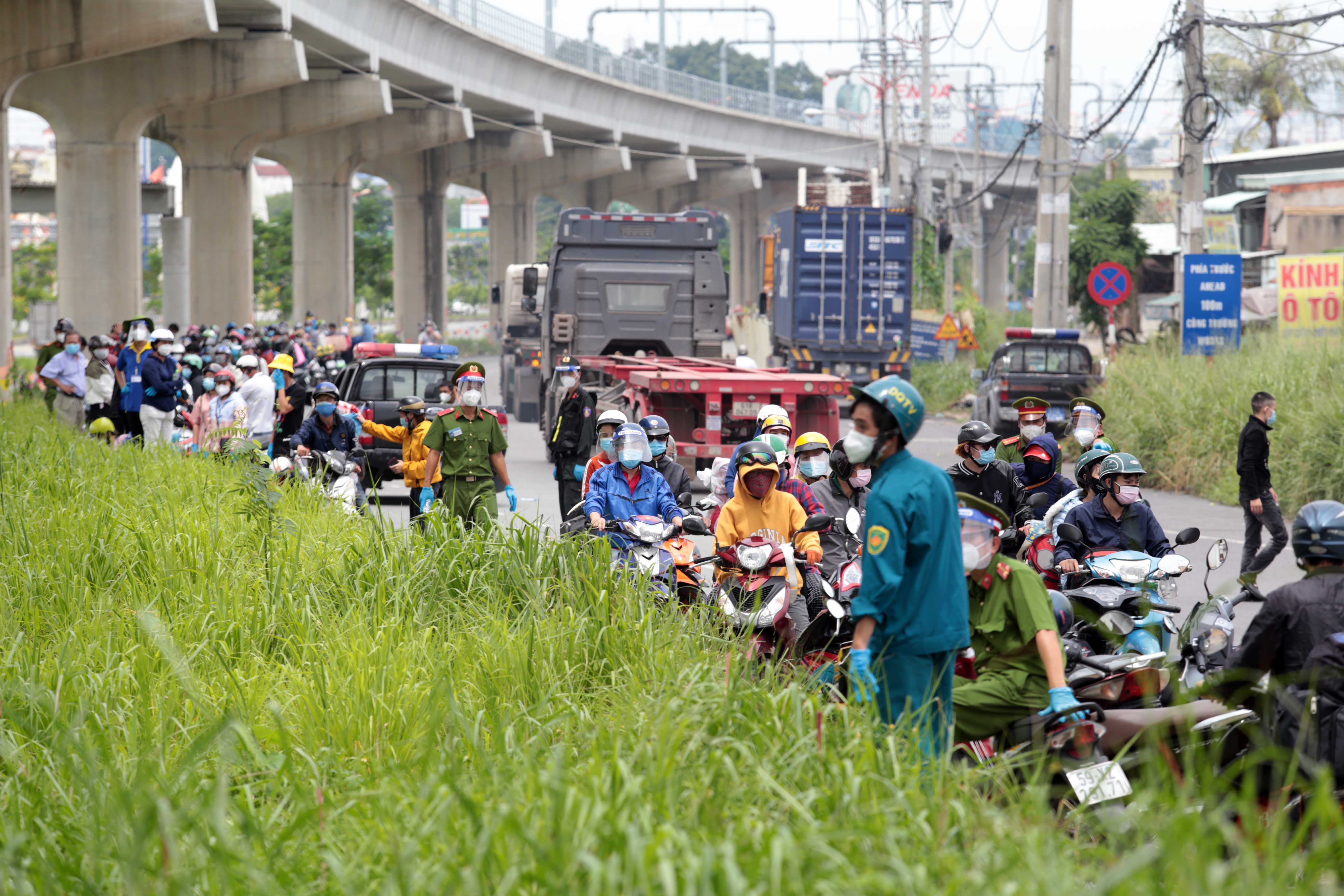 Người đàn ông tên Nguyễn Hoàng Nhất Linh (quê Bình Định) cho hay, dù biết quy định người dân không được tự ý về quê bằng xe máy nhưng do gia đình anh đã hết cách. “Vợ chồng tôi thất nghiệp 2 tháng nay, không có tiền sinh hoạt và đóng tiền nhà trọ nên đành trả phòng để chở con về quê. Khổ lắm mới về, giờ ở lại biết sống làm sao giữa dịch bệnh thế này”, anh Linh chia sẻ.