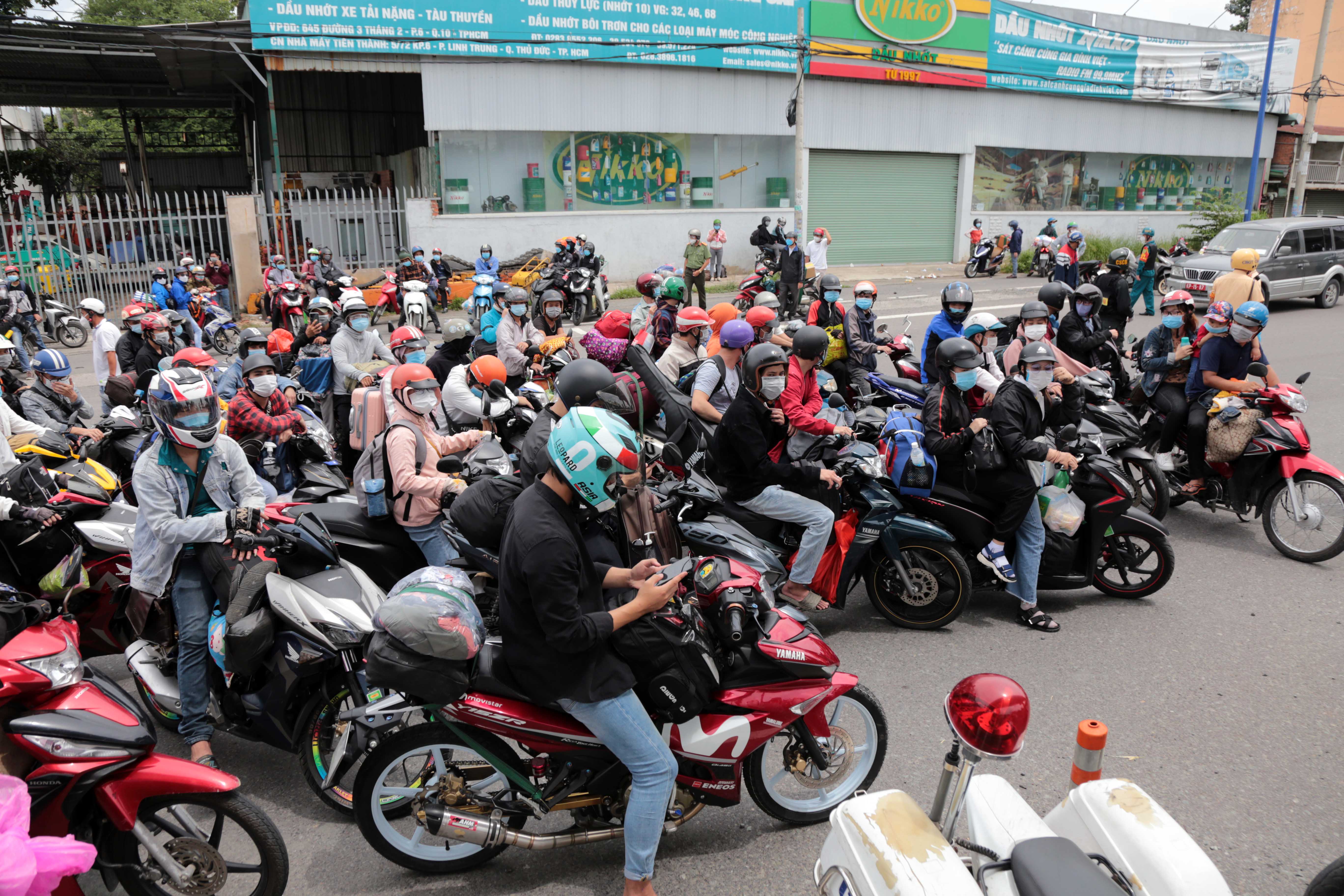 Trong khi đó, nam thanh niên tên Minh (quê Quảng Ngãi) khóc và cho biết mẹ ở quê bị bệnh nên phải về gấp. Hành trang của anh chỉ là chiếc xe máy cà tàng, một bao quần áo, chai nước suối. “2 tháng nay nhà xưởng đóng cửa, tôi thất nghiệp. Cũng cố gắng tiết kiệm để qua dịch nhưng giờ mẹ ở quê bị bệnh, tôi nóng ruột quá nên mới trả phòng trọ đi về nhưng đến đây thì không đi được”, anh Minh nói trong nấc nghẹn.