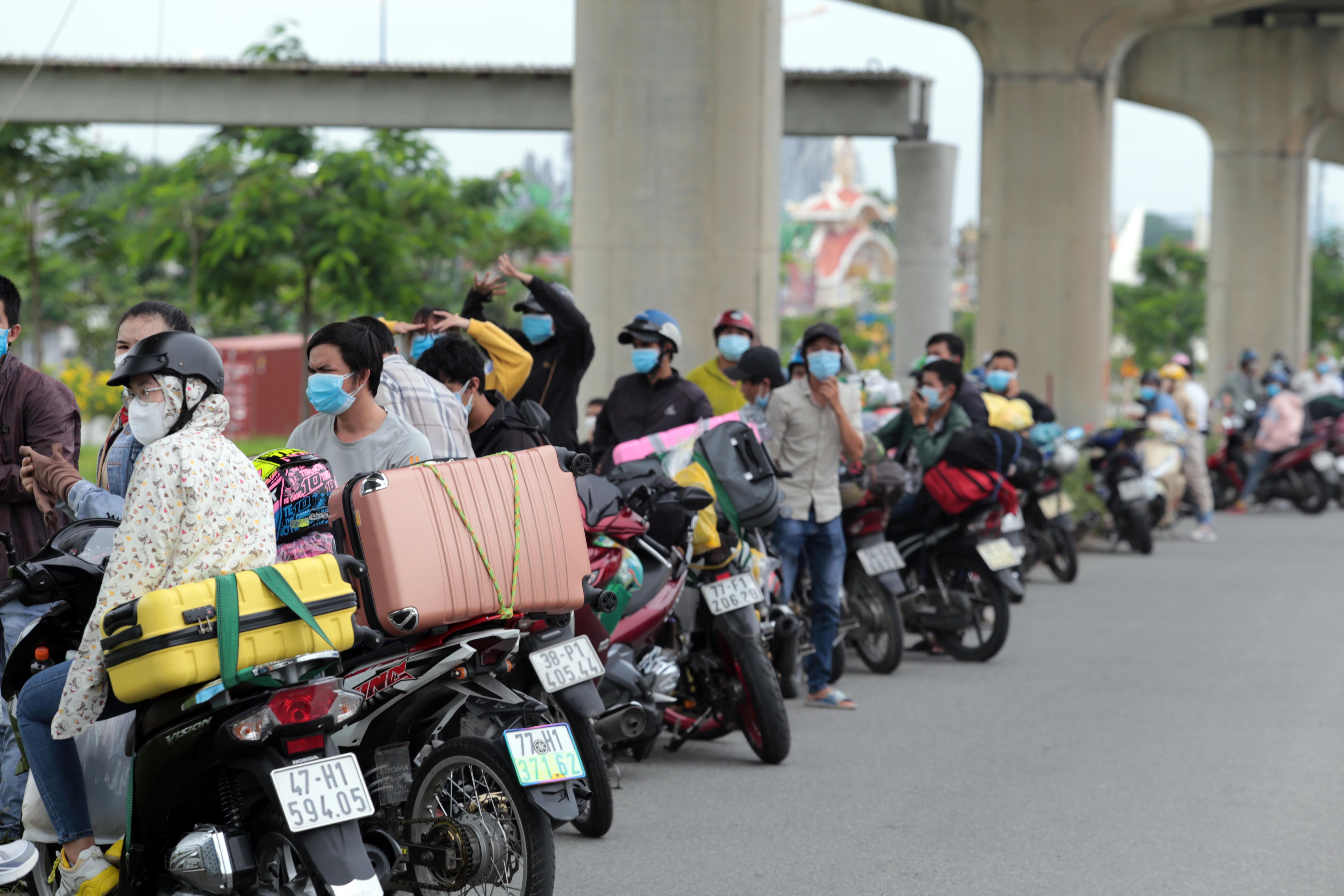 Đứng chờ hàng giờ giữa trời nắng nóng khiến người dân cũng như lực lượng chức năng đều mệt mỏi.