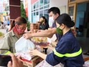 Tin tức trong ngày - Hình ảnh ấm lòng ở Hà Nội: Công an mang gạo, mì gói trao tận tay người khó khăn