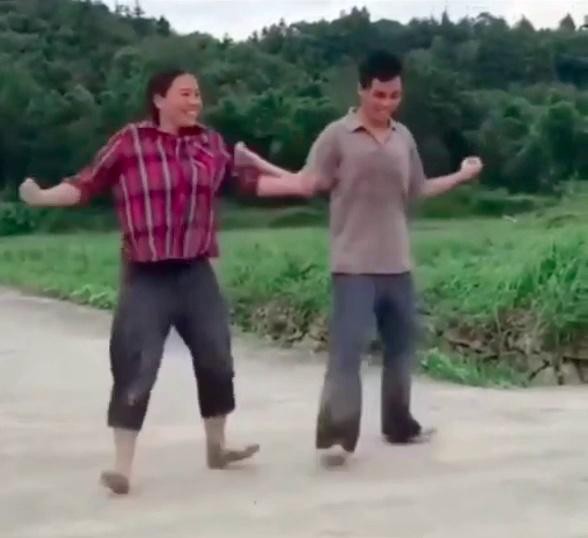 Cặp vợ chồng nông dân nhảy nhót vui vẻ ở cánh đồng&nbsp;
