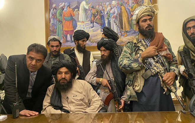 Taliban chiếm dinh tổng thống Afghanistan ngày 15-8. Ảnh: AP