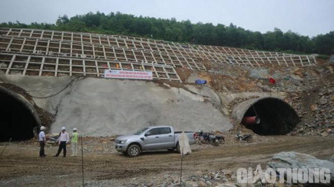 Các đơn vị thi công đang tập trung đẩy nhanh tiến độ, sẽ thông hầm phải tuyến vào tháng 11/2021.