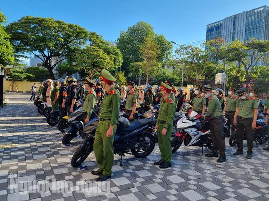 Công an TP Đà Nẵng triển khai các các lực lượng tuần tra để giám sát việc thực hiện "ai ở đâu thì ở đó"