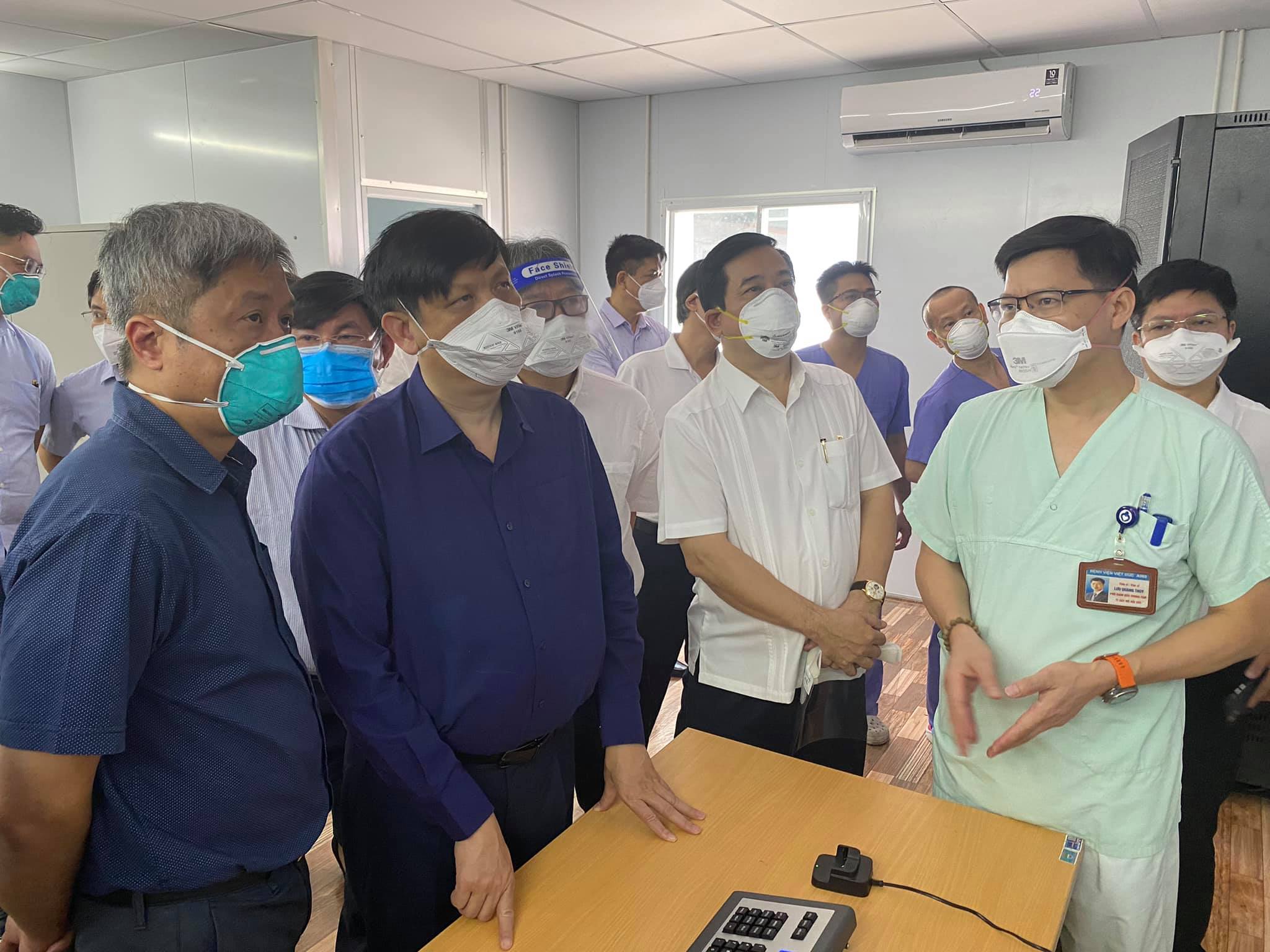 GS.TS Nguyễn Thanh Long&nbsp;đã đến kiểm tra công tác thu dung, điều trị bệnh nhân COVID-19 tại các Trung tâm hồi sức tích cực người bệnh COVID-19 của Bộ Y tế thiết lập trên địa bàn TP.HCM.