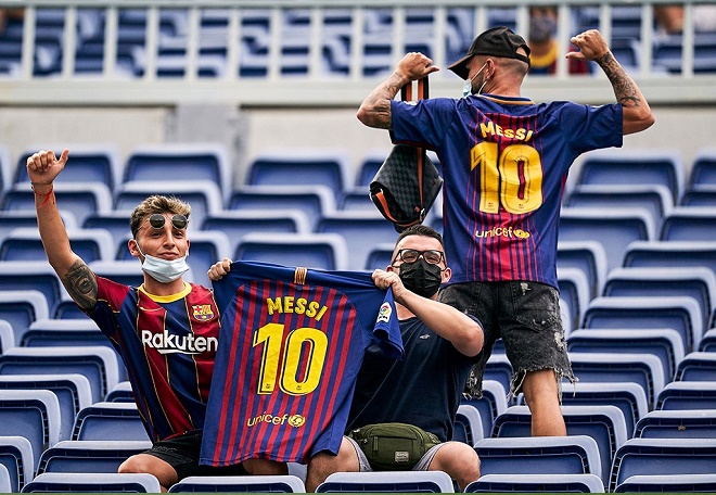 CĐV Barcelona tri ân Messi trên khán đài