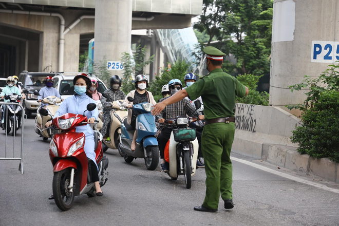 Hà Nội lập 6 tổ liên ngành kiểm soát chặt người ra đường tại 12 quận.