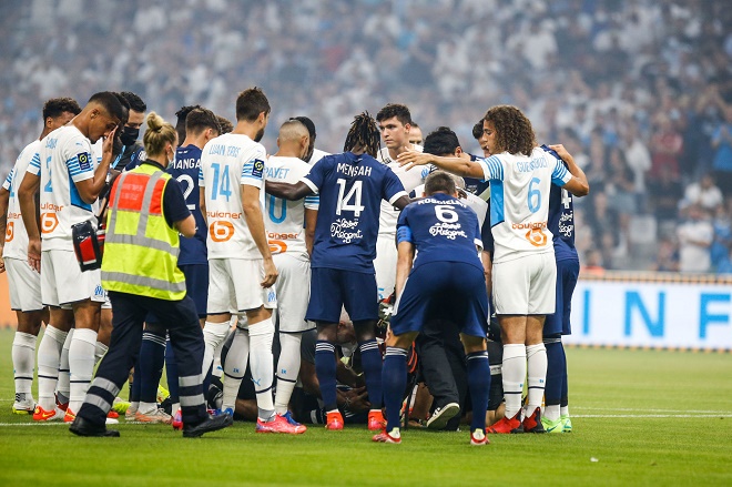 Các cầu thủ của Marseille và Bordeaux tạo thành lá chắn